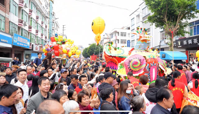 庙诞花车巡游，轰动全城，喜庆气氛直压春节。