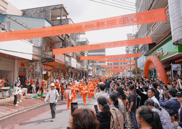 高州分界镇的年例巡游，仪仗队敲锣打鼓为巡游队伍开路。