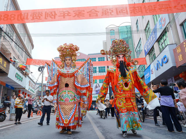 巡游是粤西年例的“标配”。