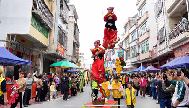 郁南连滩镇的飘色巡游，吸引大量村民围观。