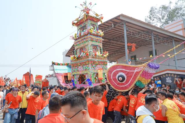 花船造型为鱼，取“年年有余”之意。