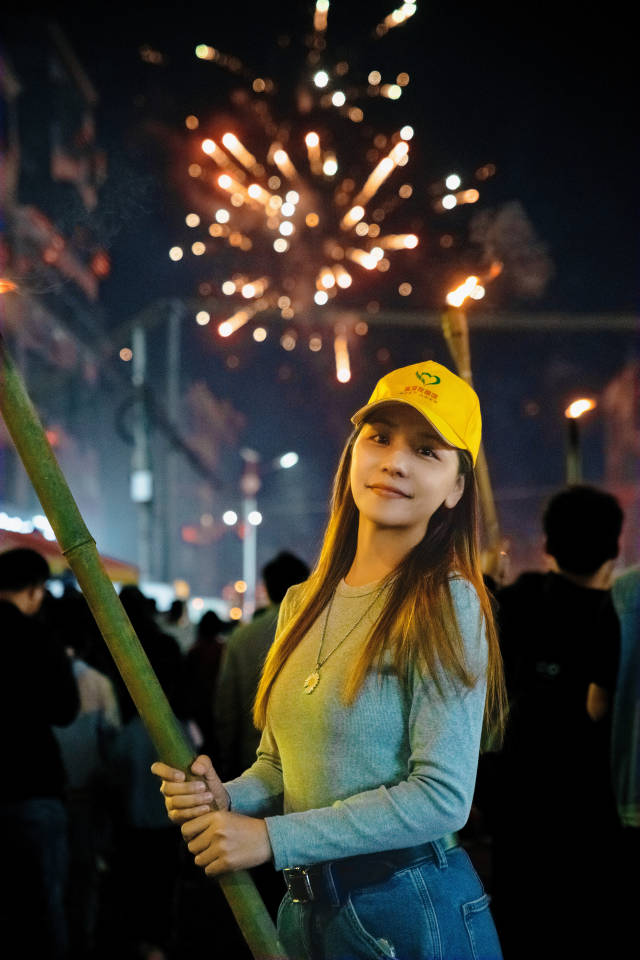 烟花璀璨，火光熠熠，寄托着人们对未来的希望与憧憬。