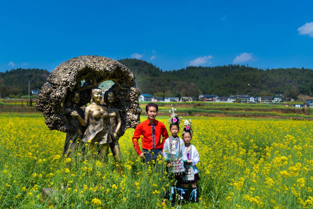 △2024年3月，“许鸿飞雕塑艺术百村展”在贵州省遵义市汇川区团泽镇举行。