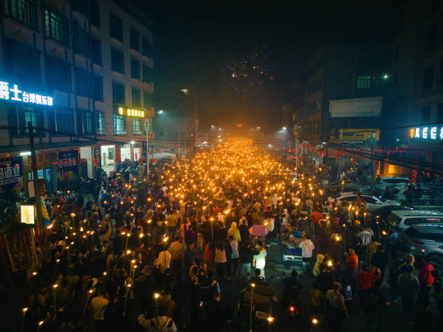 今年，忠平社年例加入火把巡游，参与人数首次突破十万。