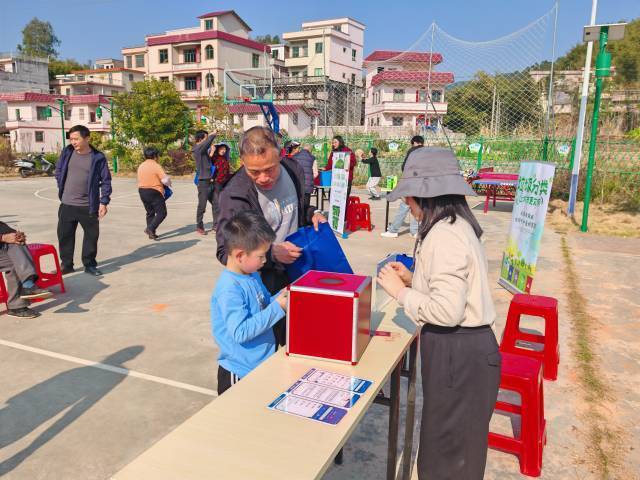 工作队组织省环境科学研究院来洲仔小学开展“无废学校”示范项目宣传推广。