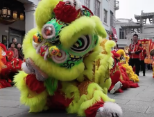 当“多动症”小狮子闯进游神队伍……