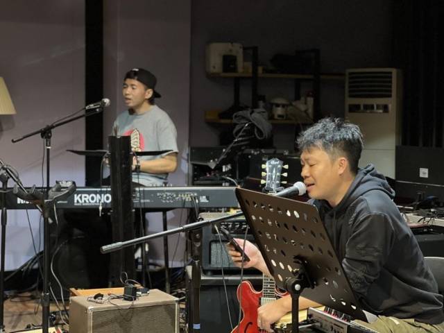 囍地组合在工作室创作音乐。