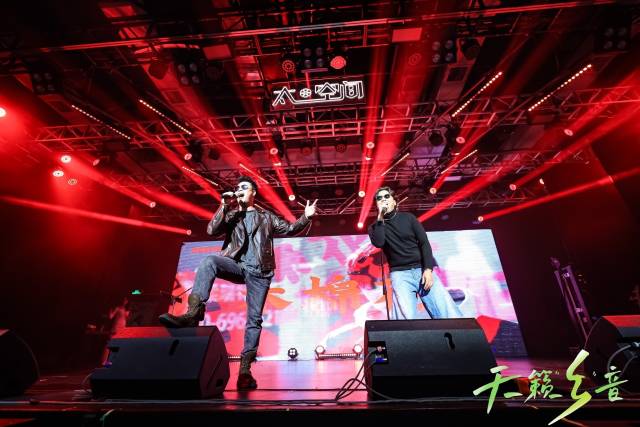 囍地组合献唱《你的传说》等四首原创作品，以极具张力的舞台表现诠释自由向往与家乡情怀。