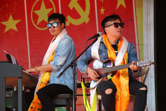 2018年，苏秋欢和梁蓝天一起回到西藏举行《我和高原有个约定》波密中学回访音乐会。