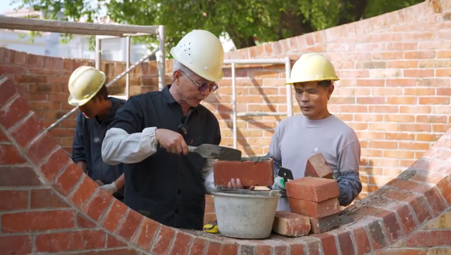 广东率先推行“乡村工匠”专业人才职称评审制度，促进优秀乡村工匠不断涌现。