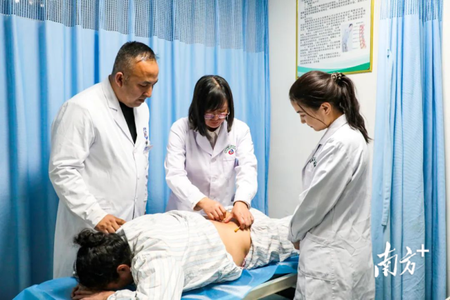 徐丽红为跟诊医生传授中医治疗技术。王涛 摄 徐丽红为跟诊医生传授中医治疗技术。王涛 摄
