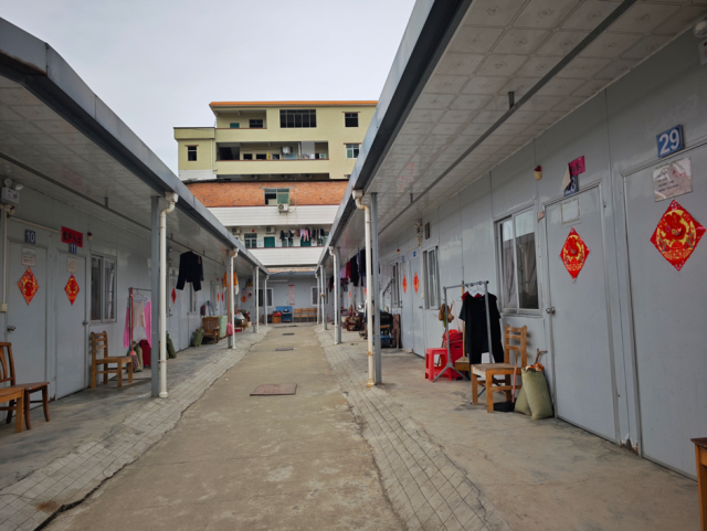 安置区内的板房每个房间10多平方米大小。