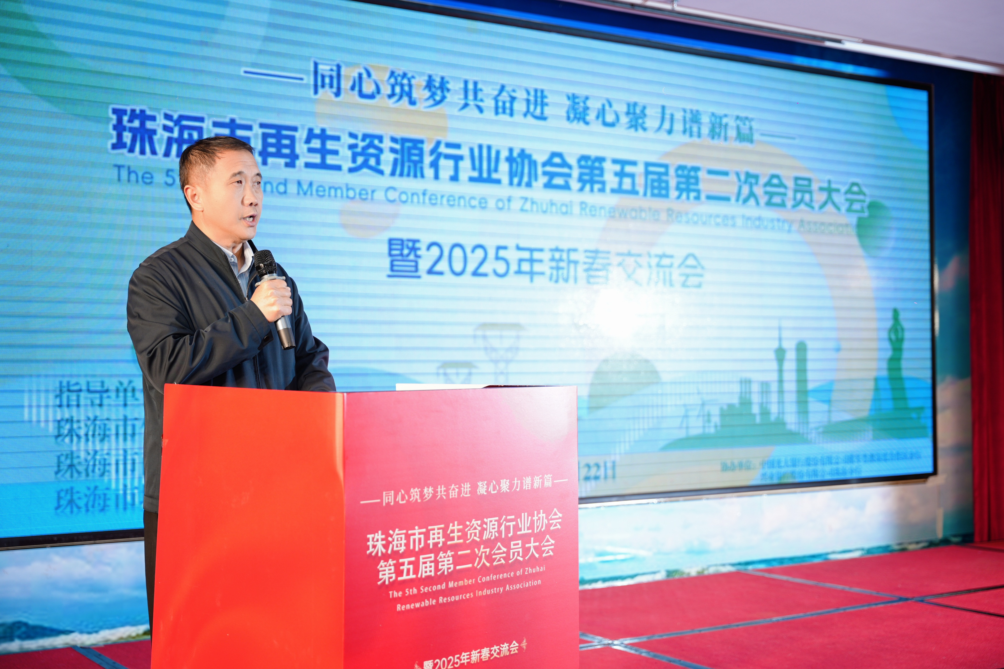 珠海市供销合作联社党组成员、四级调研员李方在会上发言。