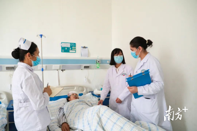 徐丽红带跟诊医生对患者回访。王涛 摄 徐丽红带跟诊医生对患者回访。王涛 摄