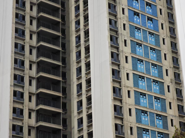 旺村南安置区两栋二十多层的建筑已经封顶，安装了部分设施，内部装修尚未完成。