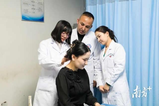 徐丽红在为患者进行中医针灸。徐丽王涛 摄 徐丽红在为患者进行中医针灸。援疆医生王涛 摄