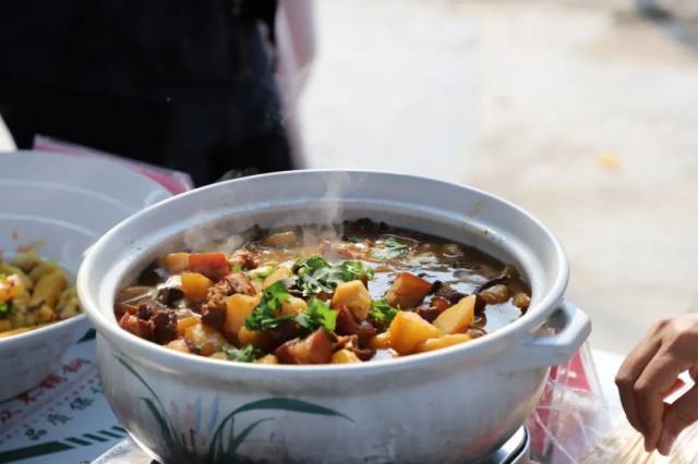 鹤山市桃源镇“助力‘百千万工程’村企携手促振兴”马铃薯丰收活动现场，与会嘉宾品尝各式马铃薯美味。