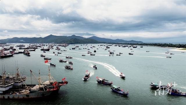 開(kāi)漁季前夕,，漁船匯集在港口整裝待發(fā)。攝影：余浩帆