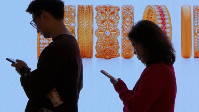 老铺黄金“狂奔”背后迷雾重重｜珠宝产业一线走访录