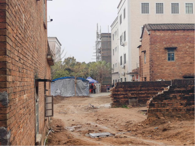 通向梁文锋家的村道正在进行拓宽，还铺设了排污管。