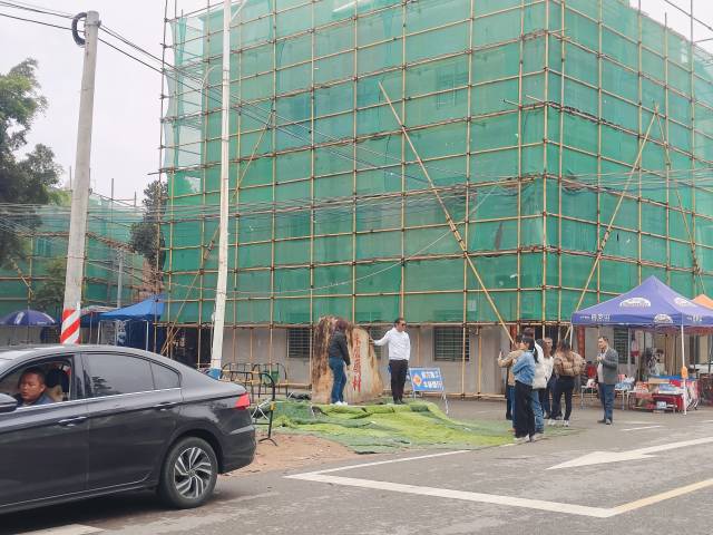 2月26日，一个普通的工作日，梁文锋老家村口仍有不少游客打卡拍照。