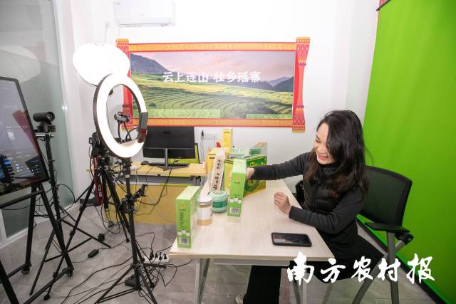 连山供销联社大力培养懂技术、会经营、能带动的电商人才。 连山供销联社大力培养懂技术、会经营、能带动的电商人才。