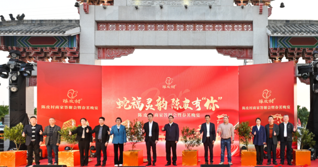 与会嘉宾挥锹为果树培土。