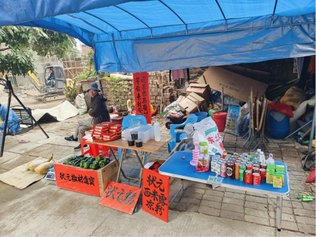 从村口到梁文锋家屋檐下，短短几百米就有10个摊档，摆卖“状元椒财进宝”等各种“状元特产”。