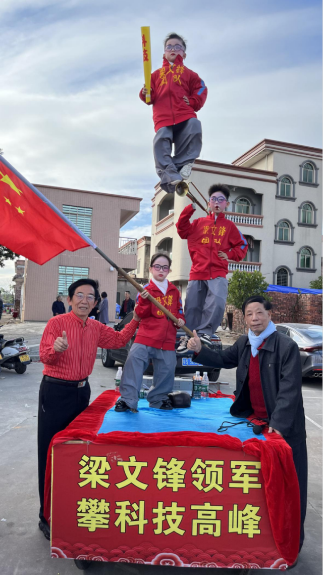 梅菉头民间艺术团创新推出以梁文锋为题材的三飘飘色《梁文锋领军 攀科技高峰》。受访者供图