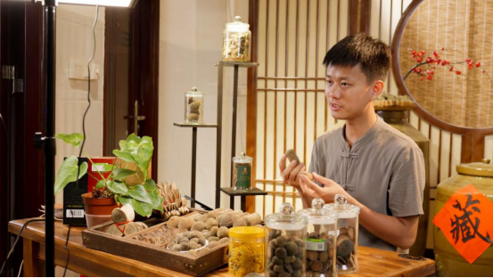 廖志略抓住短视频传播的新趋势，在网络上大力推广化橘红中药文化。 受访者供图