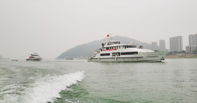 当天，执法船巡查西江肇庆段禁渔部署情况