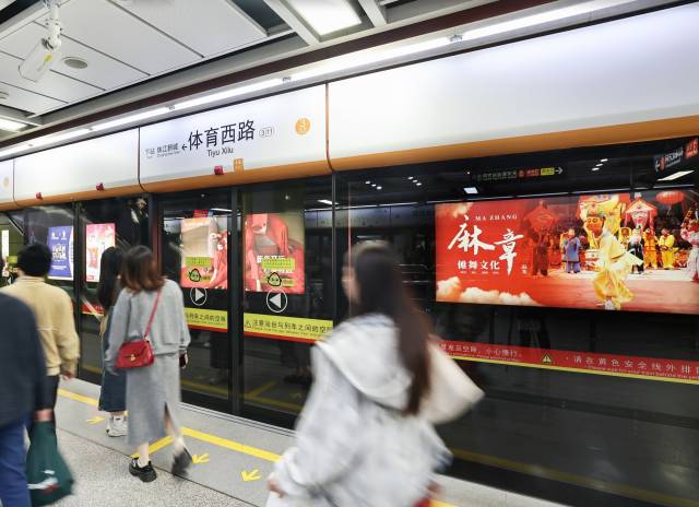 麻章“六寶”吸引著往來乘客的目光 通訊員供圖