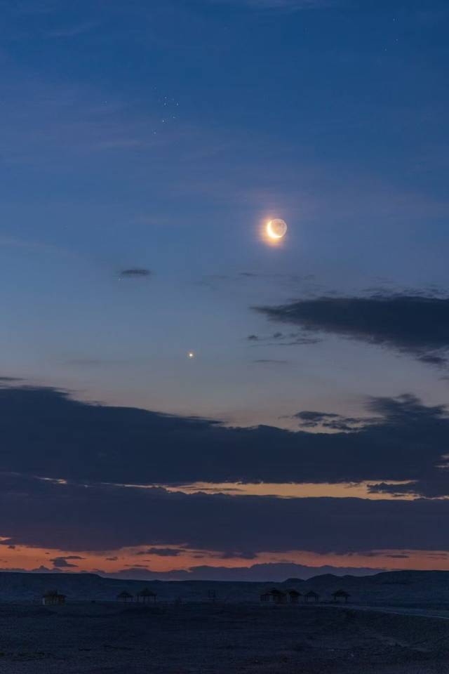 2022年6月26日,在新疆维吾尔自治区哈密市大海道景区拍摄的月伴昴星团。(戴建峰 摄)