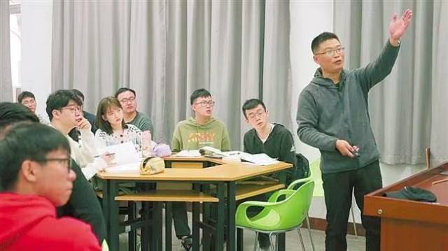 吴鸣老师讲课生动形象有趣。