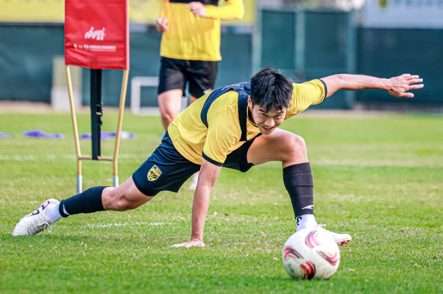 广州队侯煜:学会应对压力 没有球迷的足球不能算足球_广州本土球员 侯煜 加盟广州豹