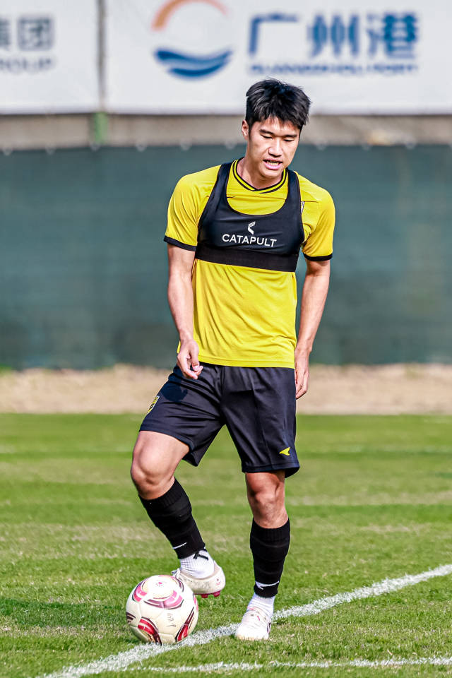 广州本土球员 侯煜 加盟广州豹_广州队侯煜:学会应对压力 没有球迷的足球不能算足球