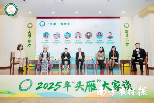 内蒙古“头雁”学员、磴口县源泰牧业有限公司总经理杜中元（右一）。