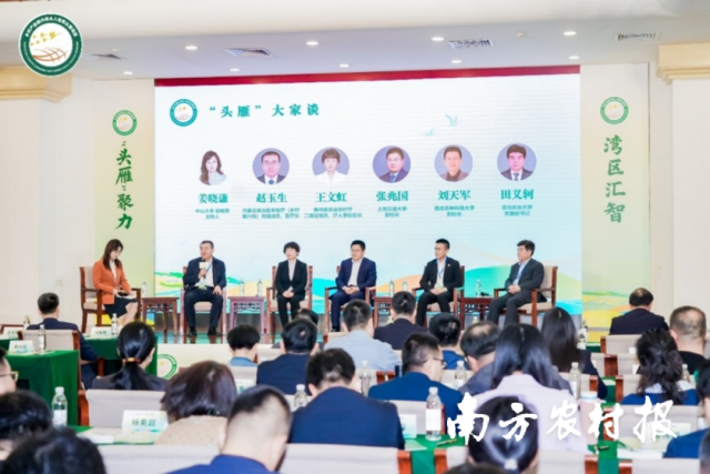 内蒙古农牧厅副厅长赵玉生（左二）。