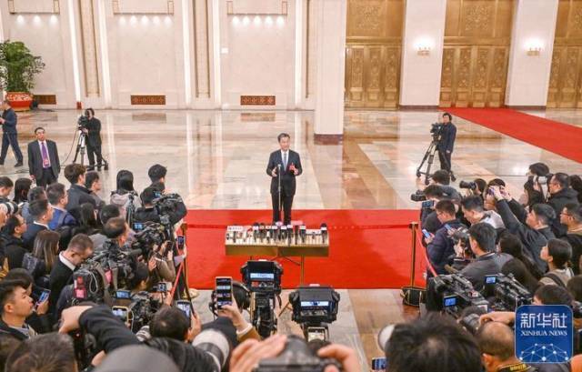 3月5日，在第十四届全国人大三次会议首场“部长通道”中，教育部部长怀进鹏指出，今年我国将推出“国家县中振兴行动计划”。图源新华社&nbsp;