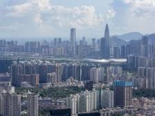 实施适度宽松的货币政策，更大力度促进楼市股市健康发展