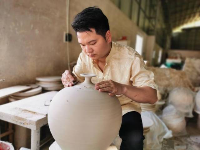 作为窑变工艺“守艺人”，许泽荣持续关注非物质文化遗产保护与传承、乡村文化产业等议题。受访者供图。