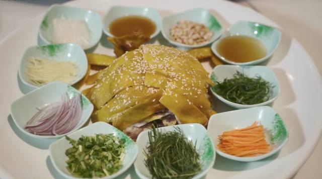 正宗的清远鸡,皮爽肉嫩,一口入魂。 正宗的清远鸡,皮爽肉嫩,一口入魂。