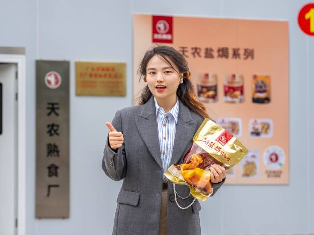 南方农村报记者黎祖瑜为清远鸡点赞。 南方农村报记者黎祖瑜为清远鸡点赞。