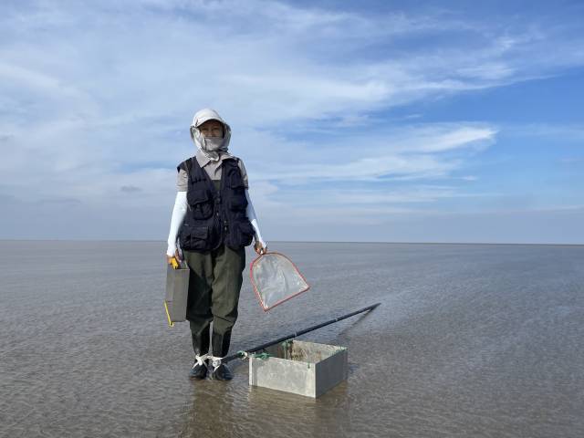 孙莉莉在做底栖生物调查  受访者供图