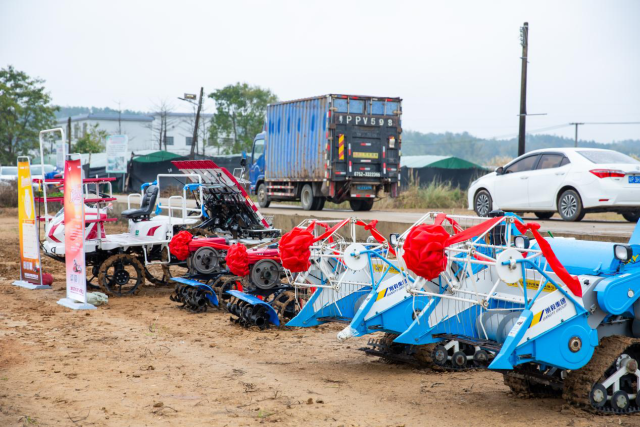 获奖单位收获一批农用机械装备。