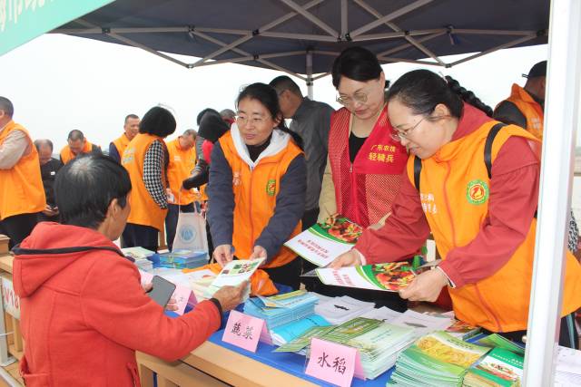 农业科技特派员（轻骑兵）深入一线，将农技送到田间地头