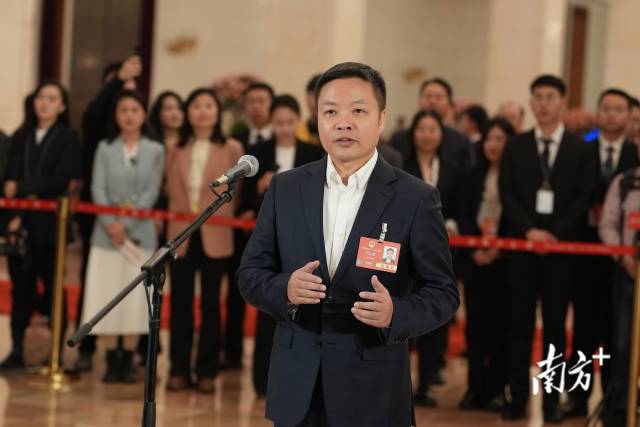 天下人大代表何小鹏站上“代表通道” 陈说科创修正生涯