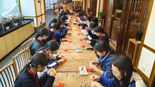 来自澳门的中学生正在学习非遗红豆编织。