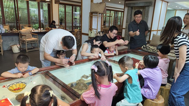 入住民宿的游客，可以体验到丹霞山非遗红豆的编织制作。