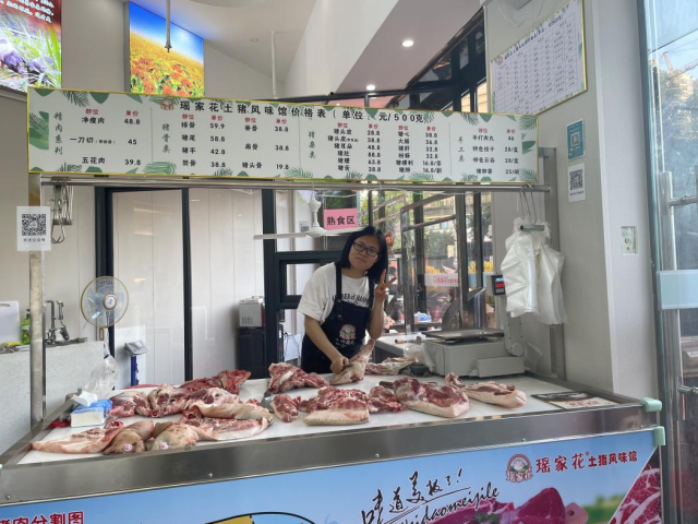 水水在档口操刀分解猪肉，以精准刀工回应那些质疑的声音。